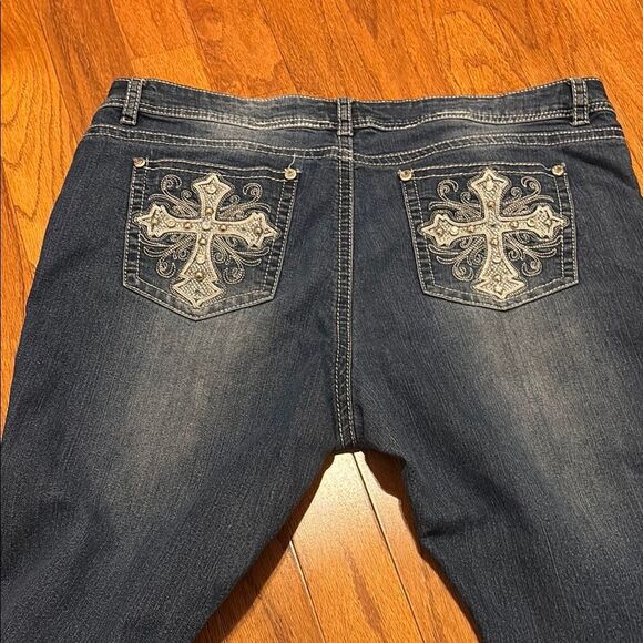 Versatile Suko Jeans with Natural Wear - Picture 2 of 10